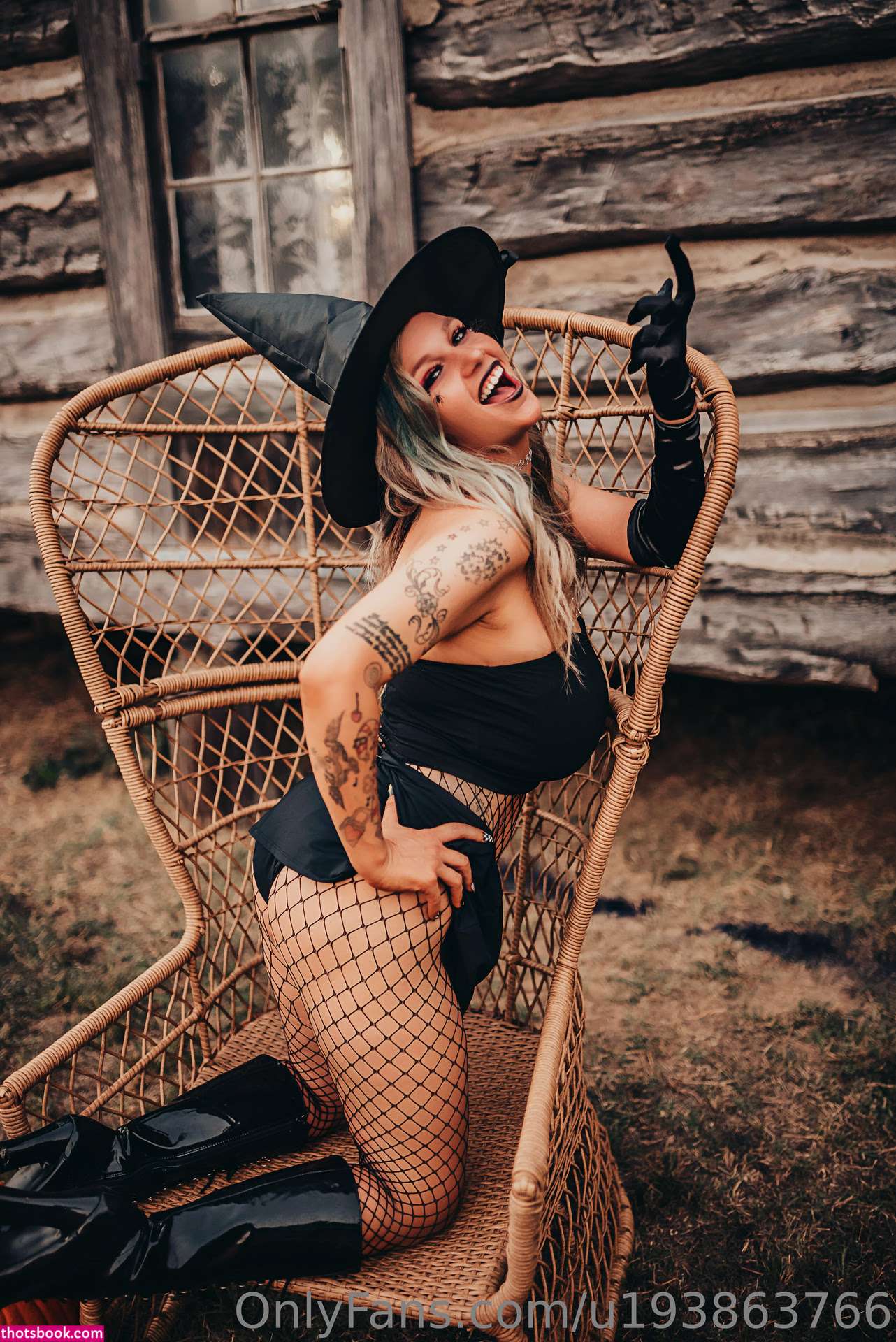 nicolethedirttracktrophygirl Photo #9