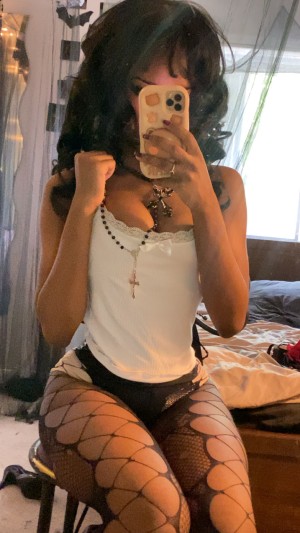 Thelovewitch942 Photo #3