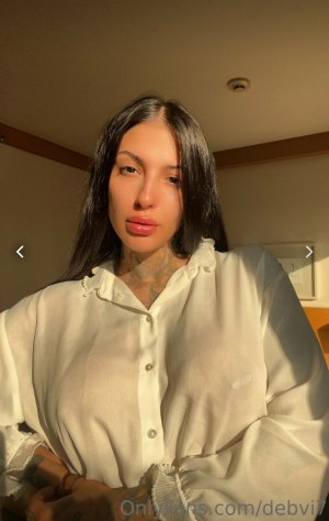 Debbyhendges Photo #26