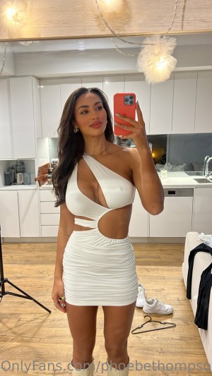 Phoebe Thompson Photo #105