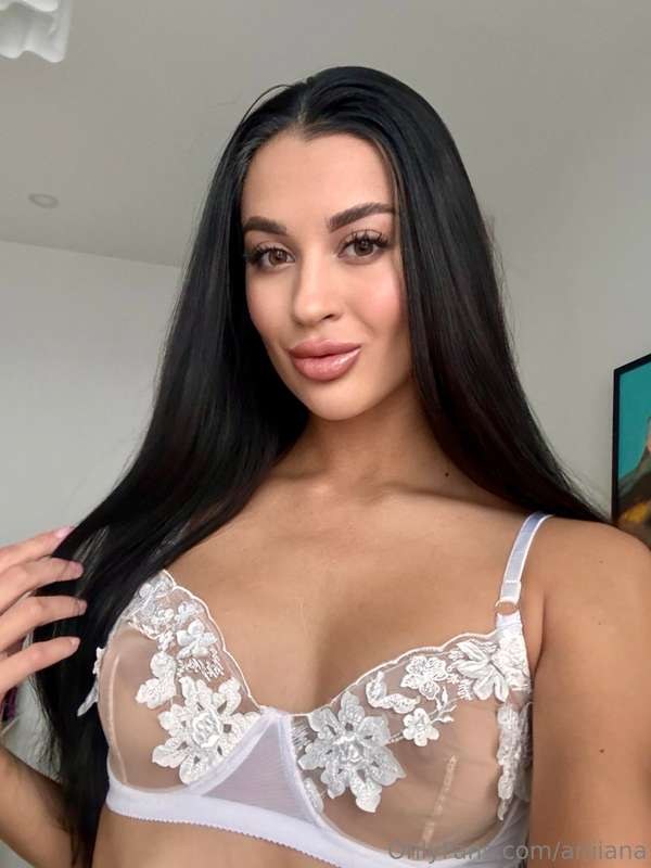ariiiana Photo #2