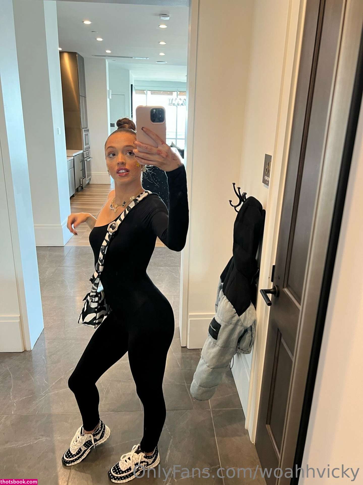 Woah Vicky Photo #10