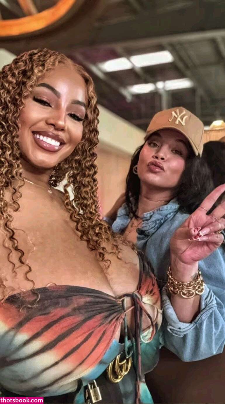 Persephanii Photo #24