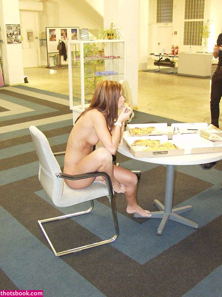 Zuzka Light Photo #7