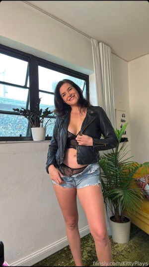 Kittyplays Photo #16