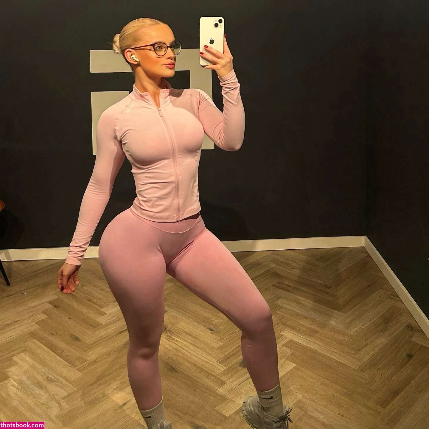 Lucy Newcombe Photo #36