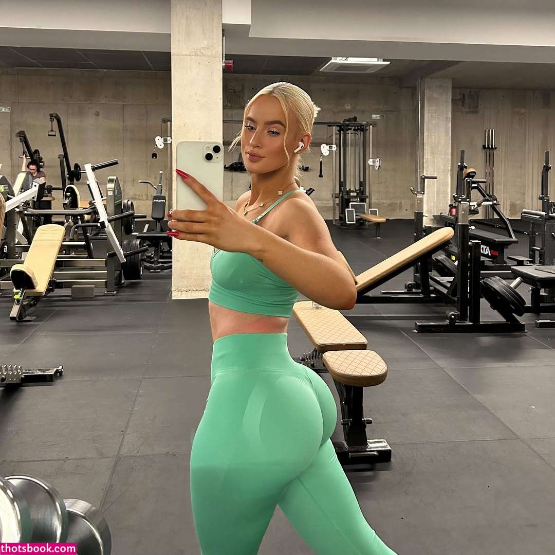 Lucy Newcombe Photo #39