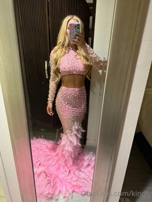 Kindly Myers Photo #41