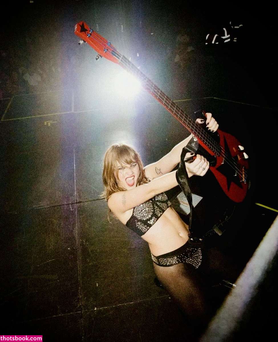 Victoria De Angelis Photo #37