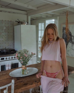 Caroline Zalog Photo #1009