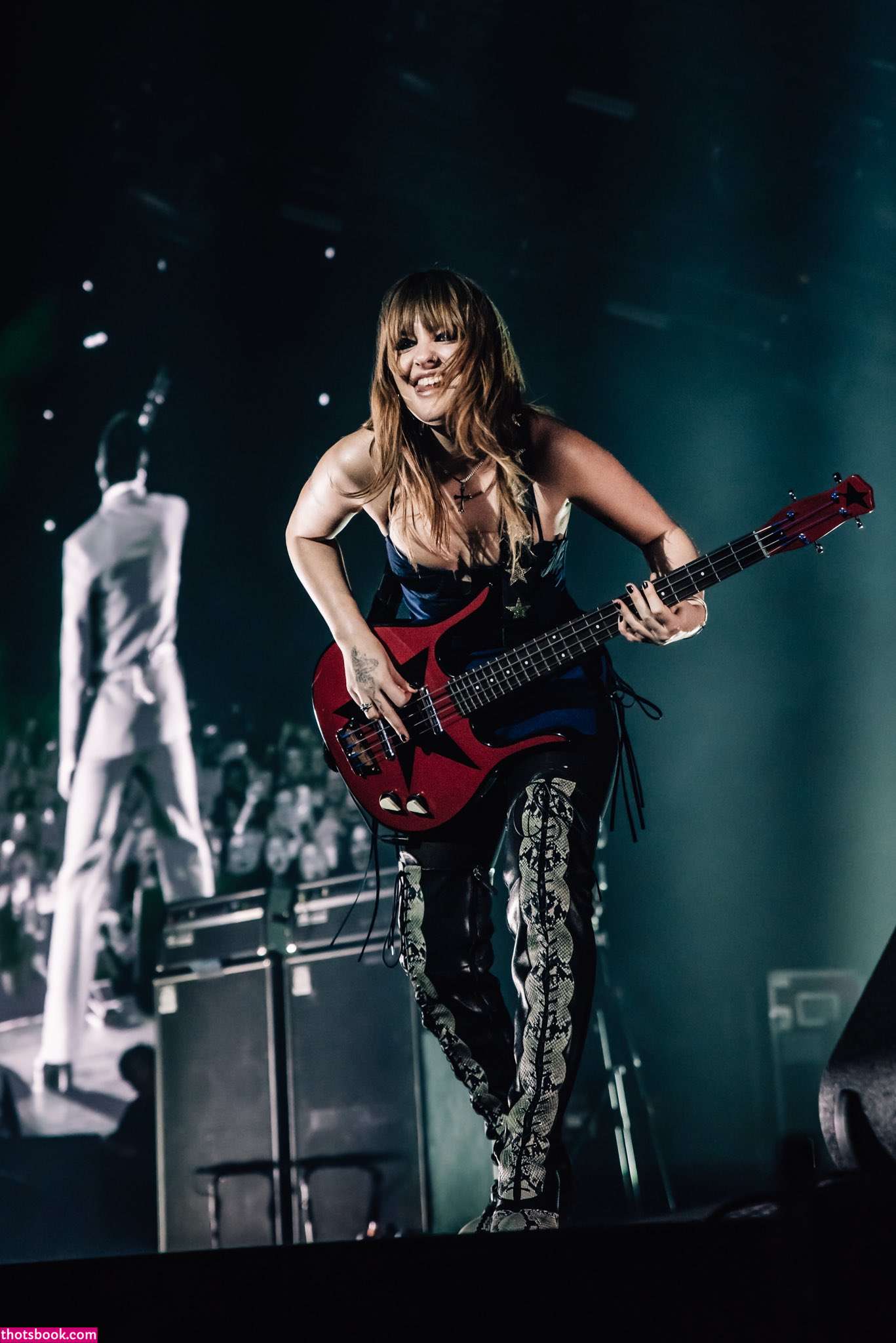 Victoria De Angelis Photo #7