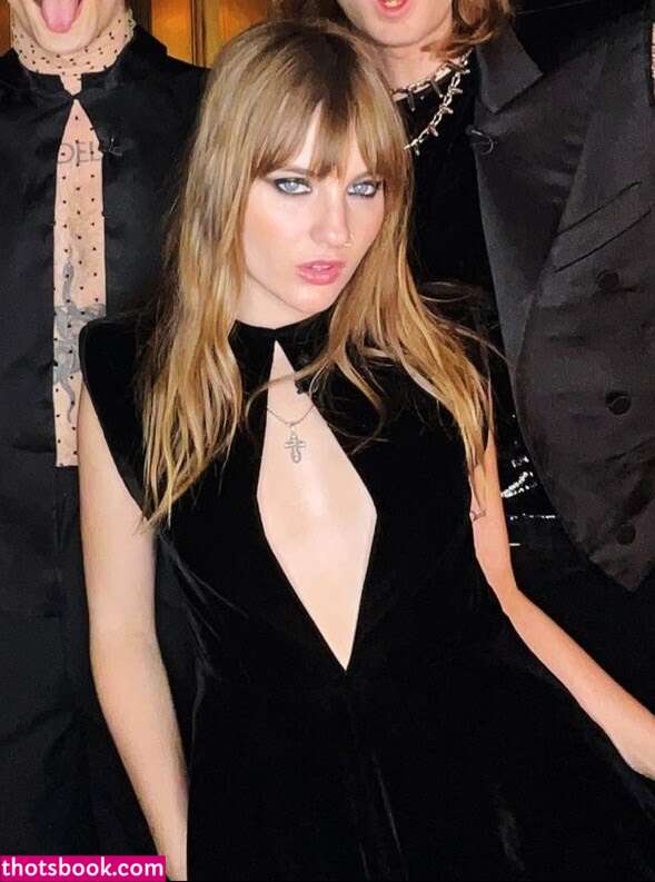 Victoria De Angelis Photo #12