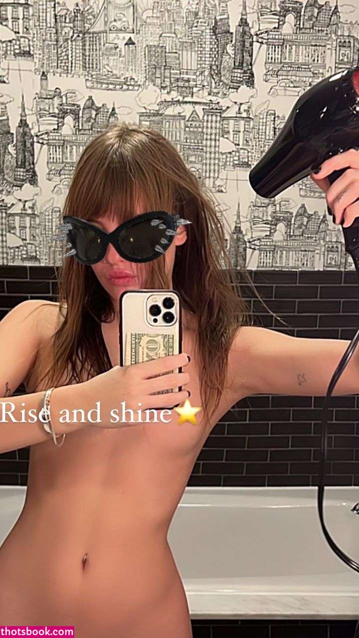 Victoria De Angelis Photo #15