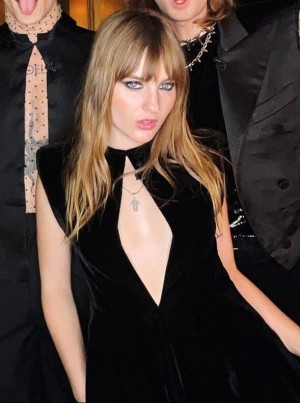 Victoria De Angelis Photo #12