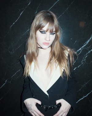 Victoria De Angelis Photo #13