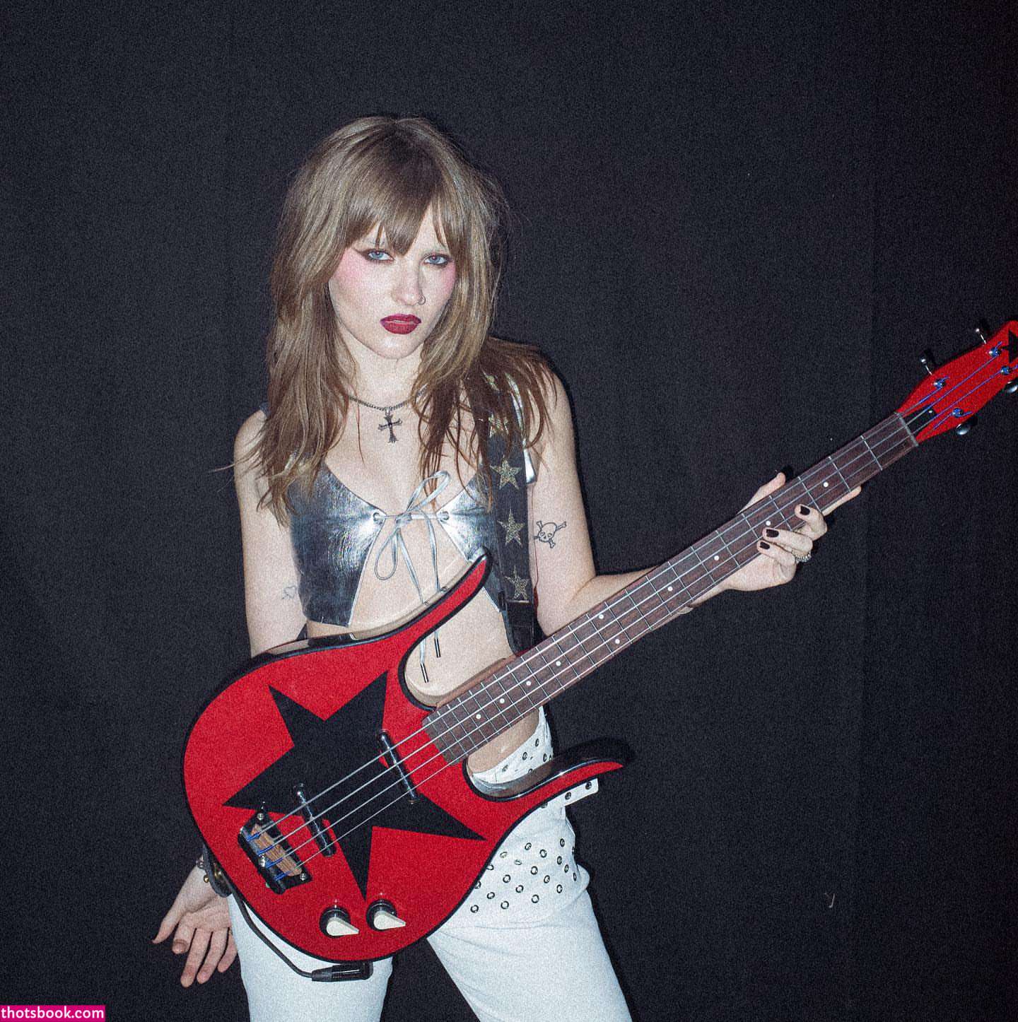 Victoria De Angelis Photo #22