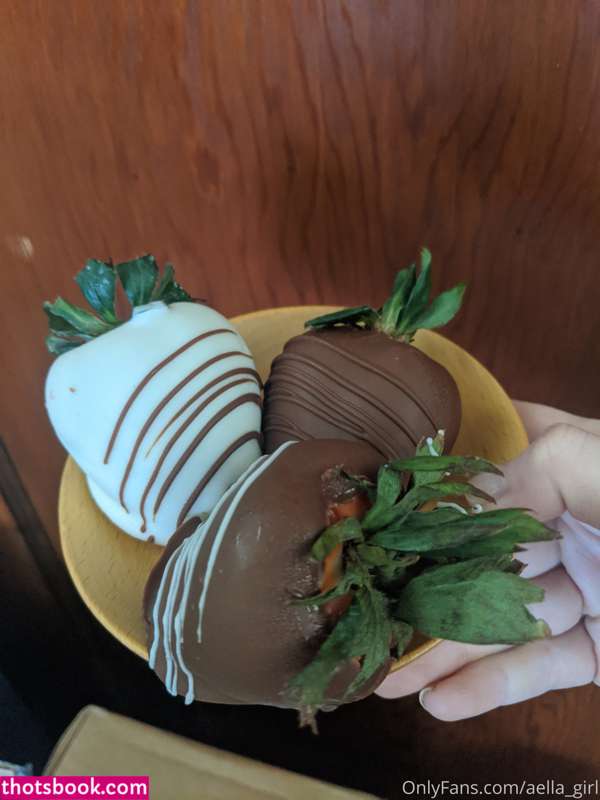 Aella Girl Photo #15