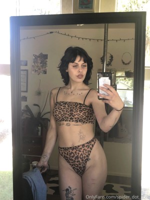 wormsinmyclownsuit Photo #9