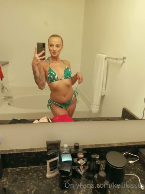 Kelli Kisses Photo #1