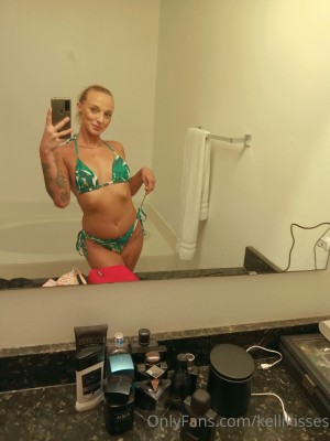 Kelli Kisses Photo #2