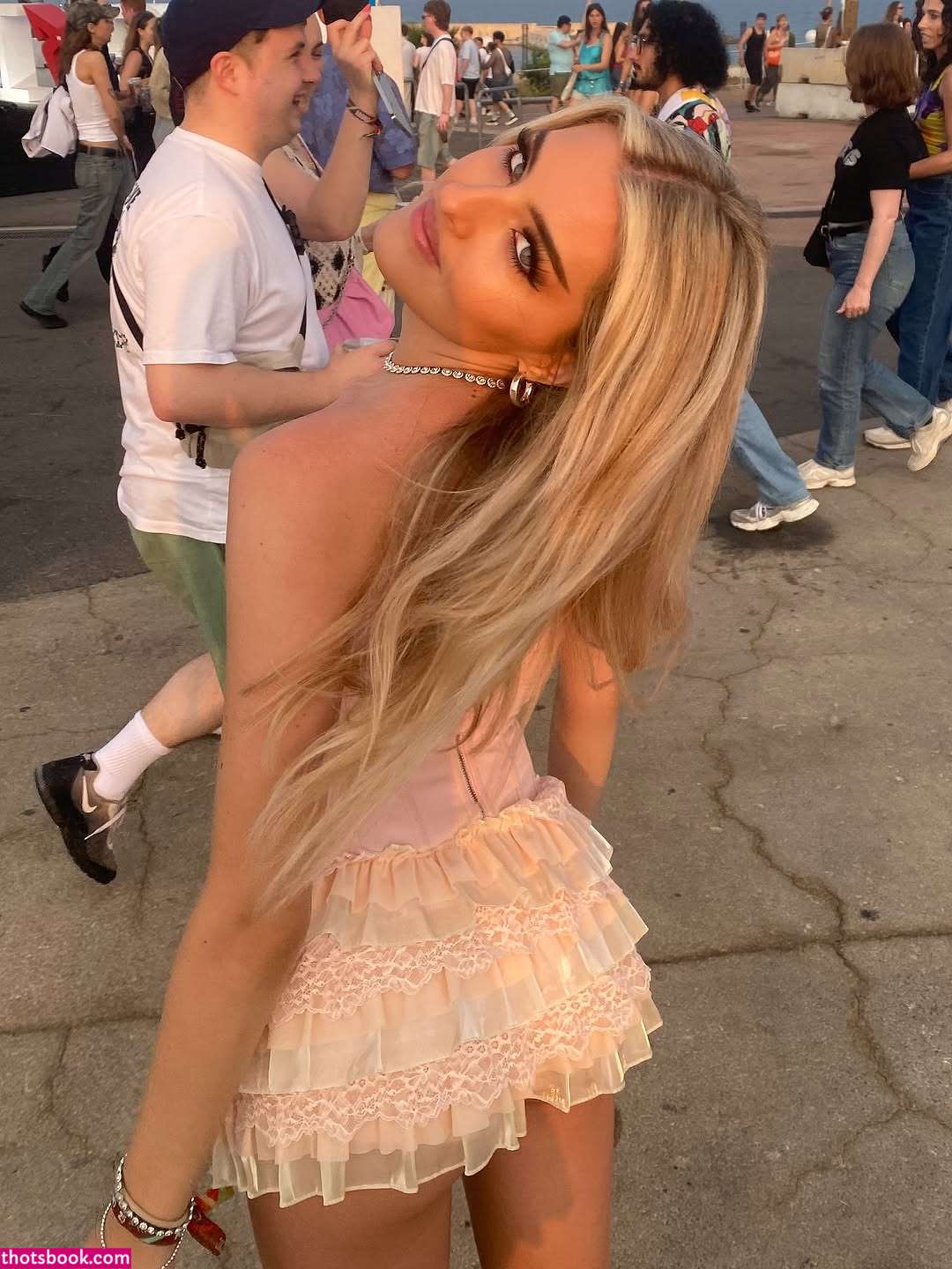 Ellie Middleton Photo #10