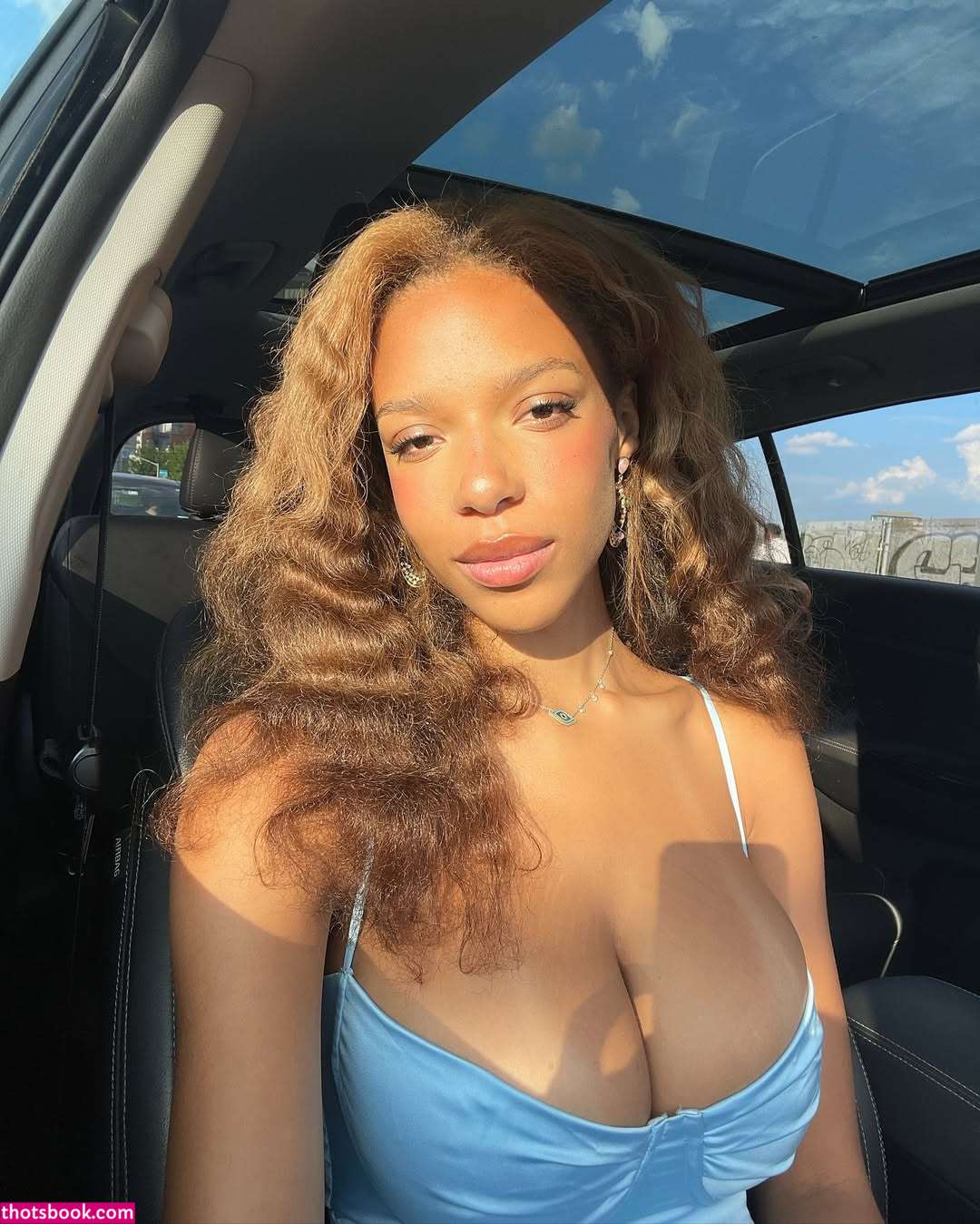 Laura Victoria Photo #4