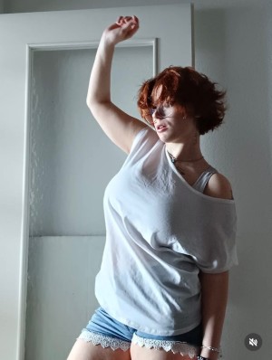 Glossygirl093 Photo #8