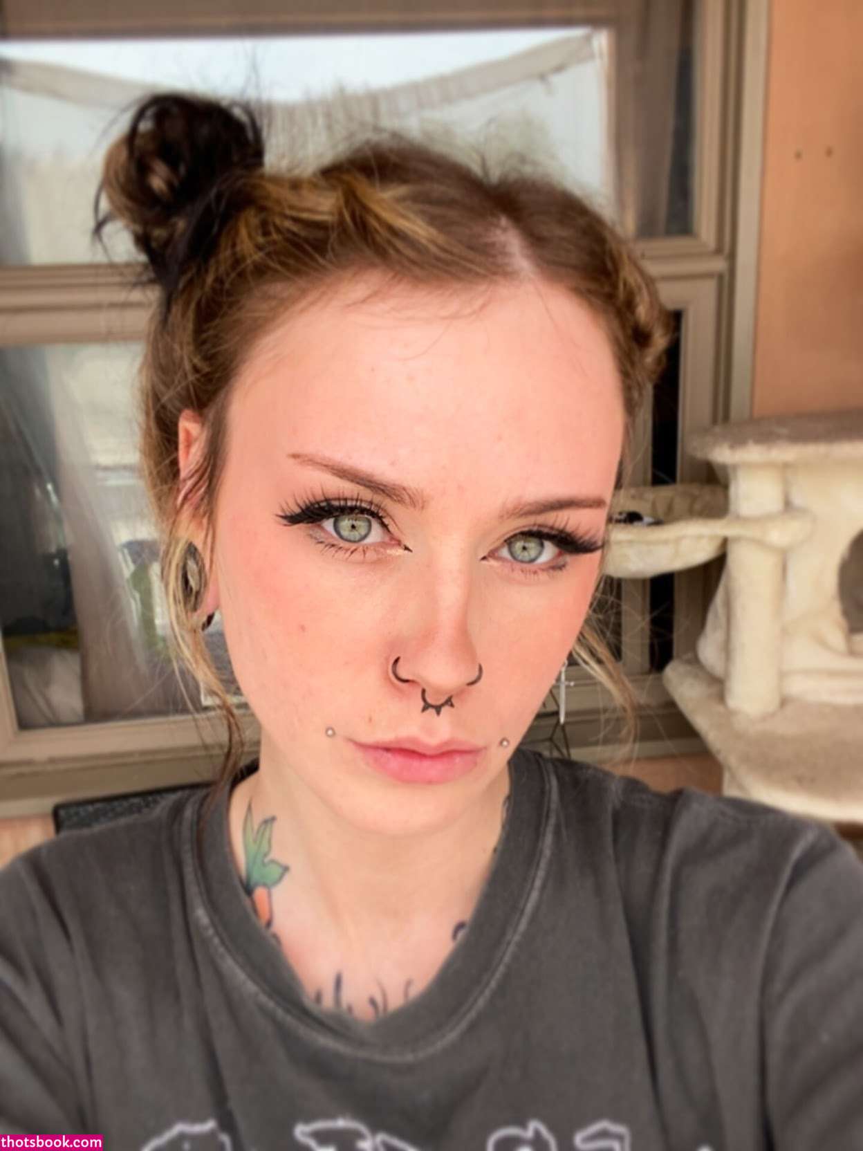 Tellmemore666 Photo #9