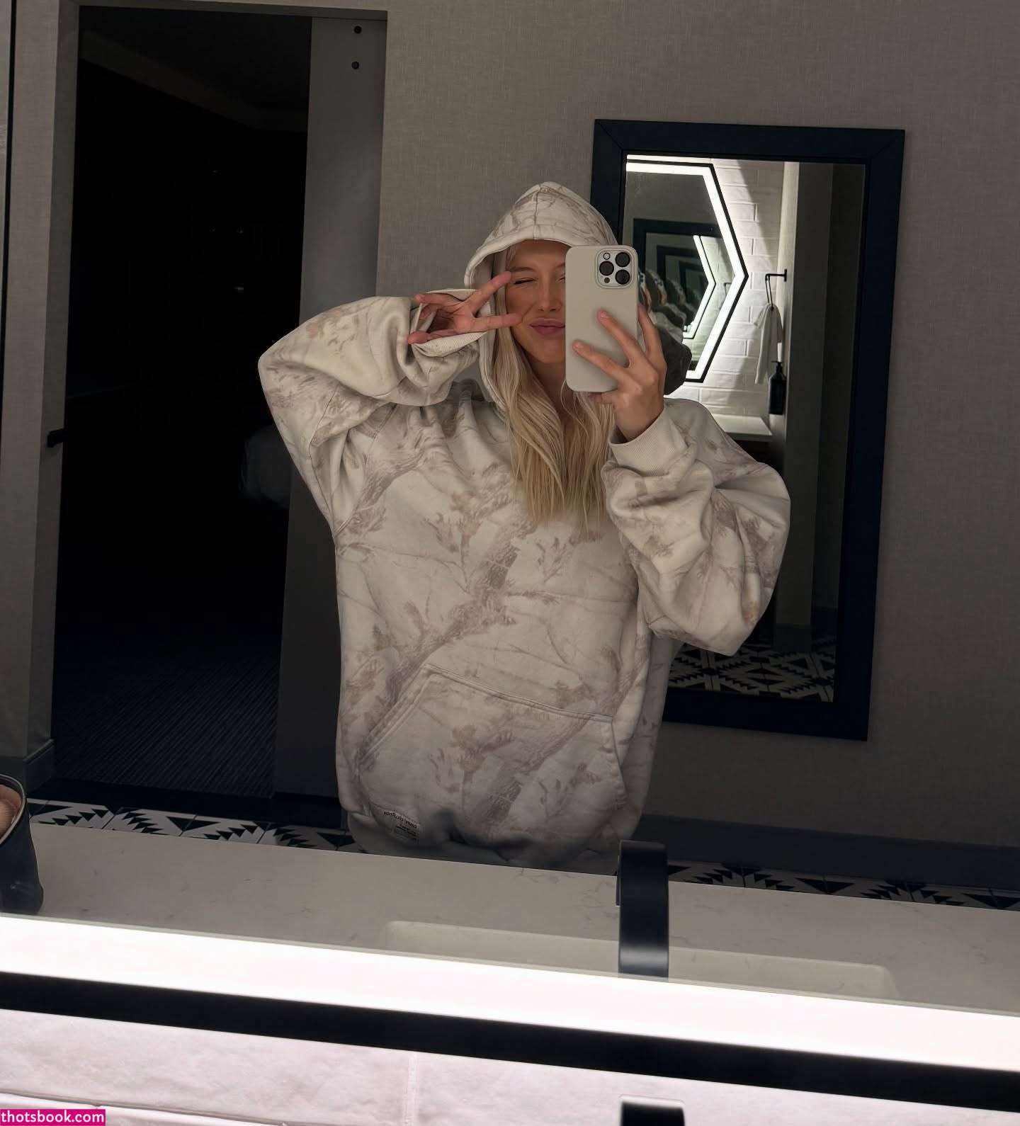 Julia Tate Photo #14