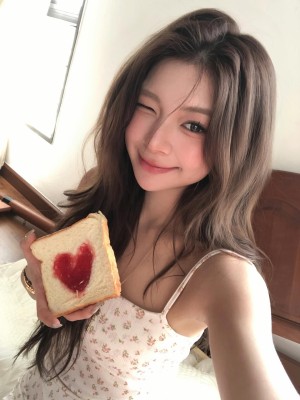 Elyn Leong Photo #20