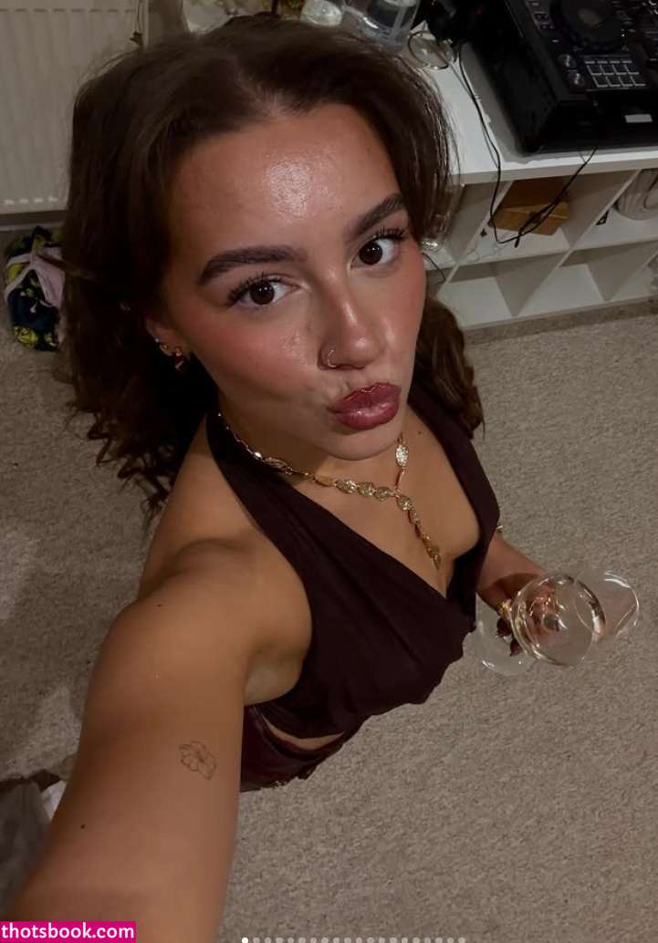 Leah Davies Photo #11