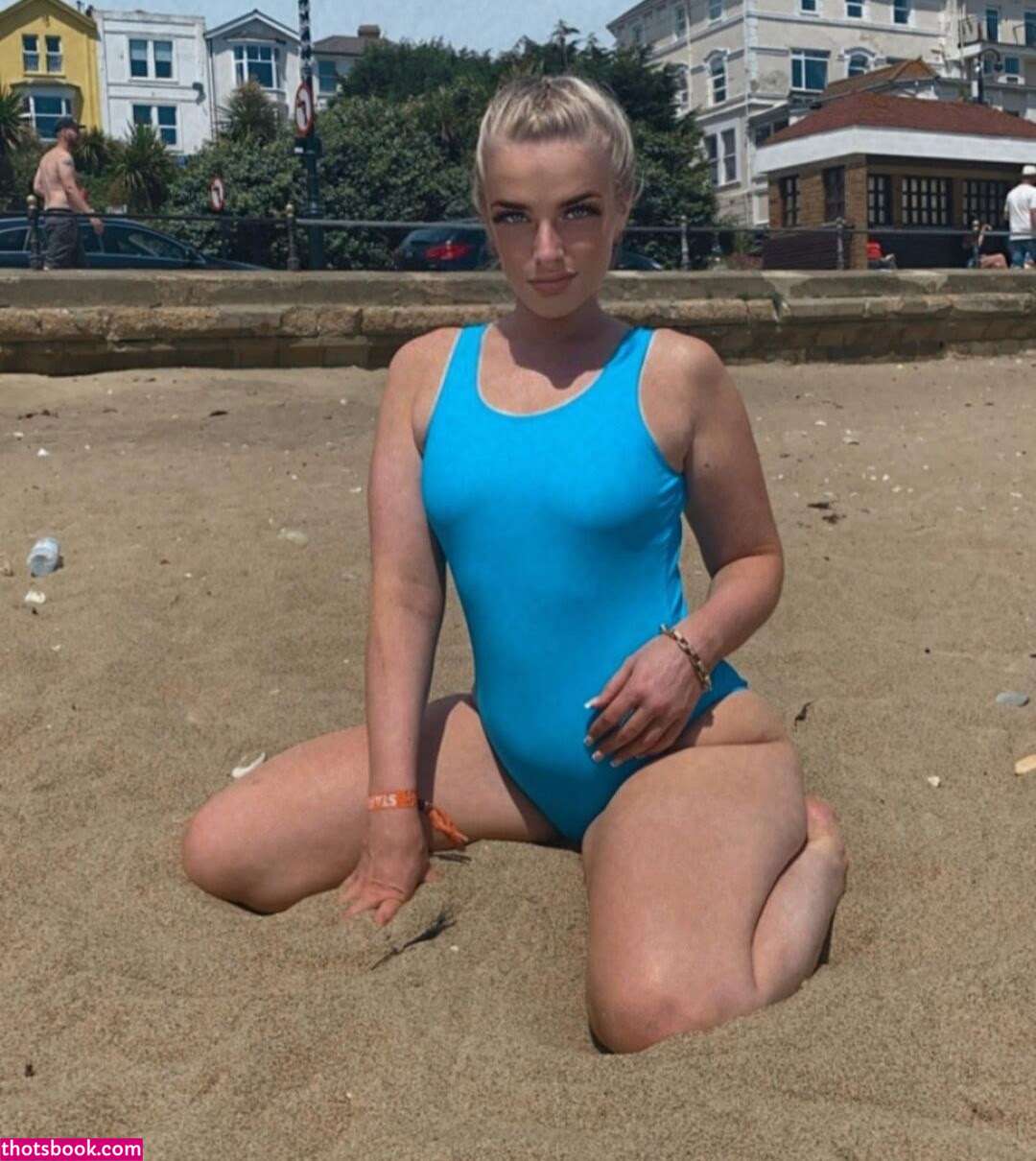 Abigail Holder Photo #19