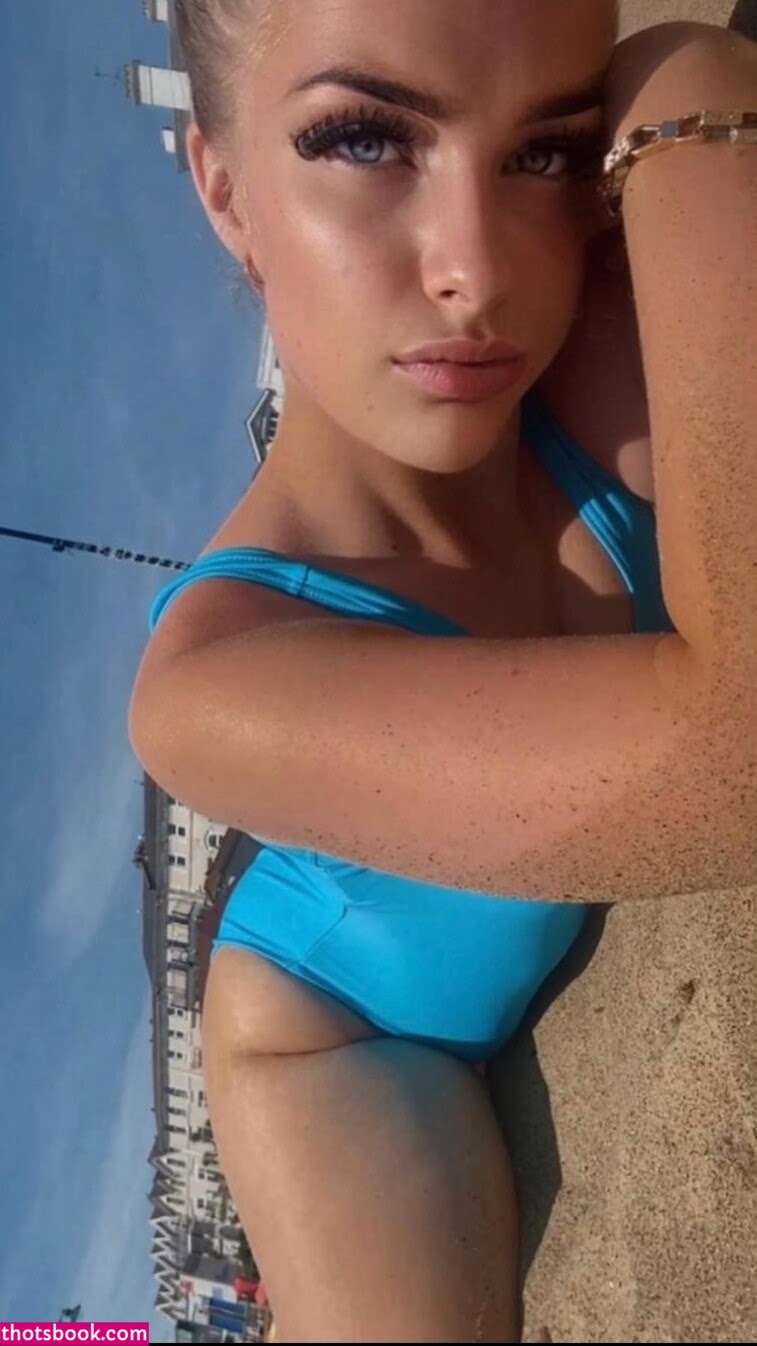 Abigail Holder Photo #23