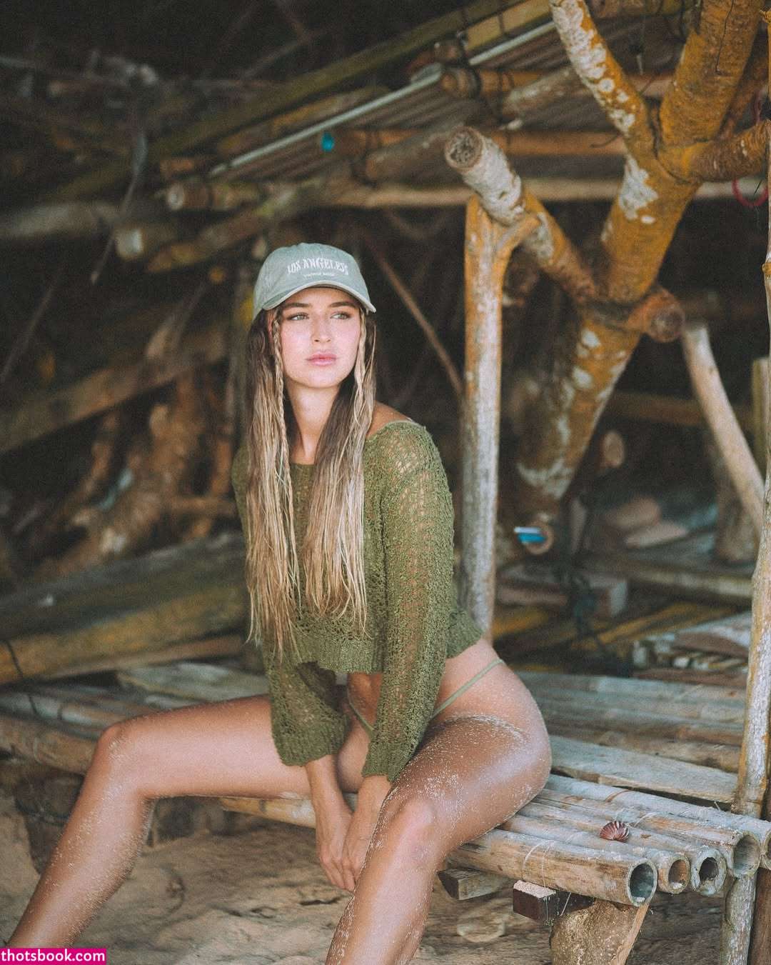 Julia Helena Photo #6