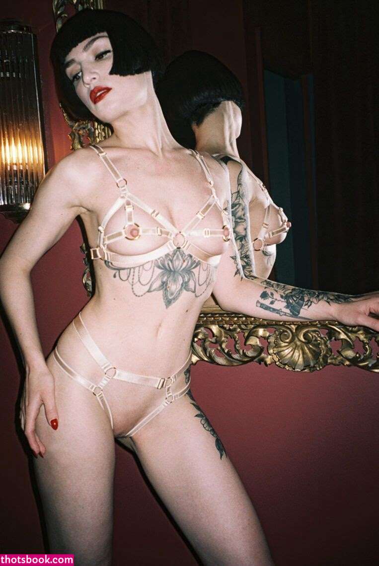 Miriam Veil Photo #3