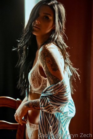 Arryn Zech Photo #15