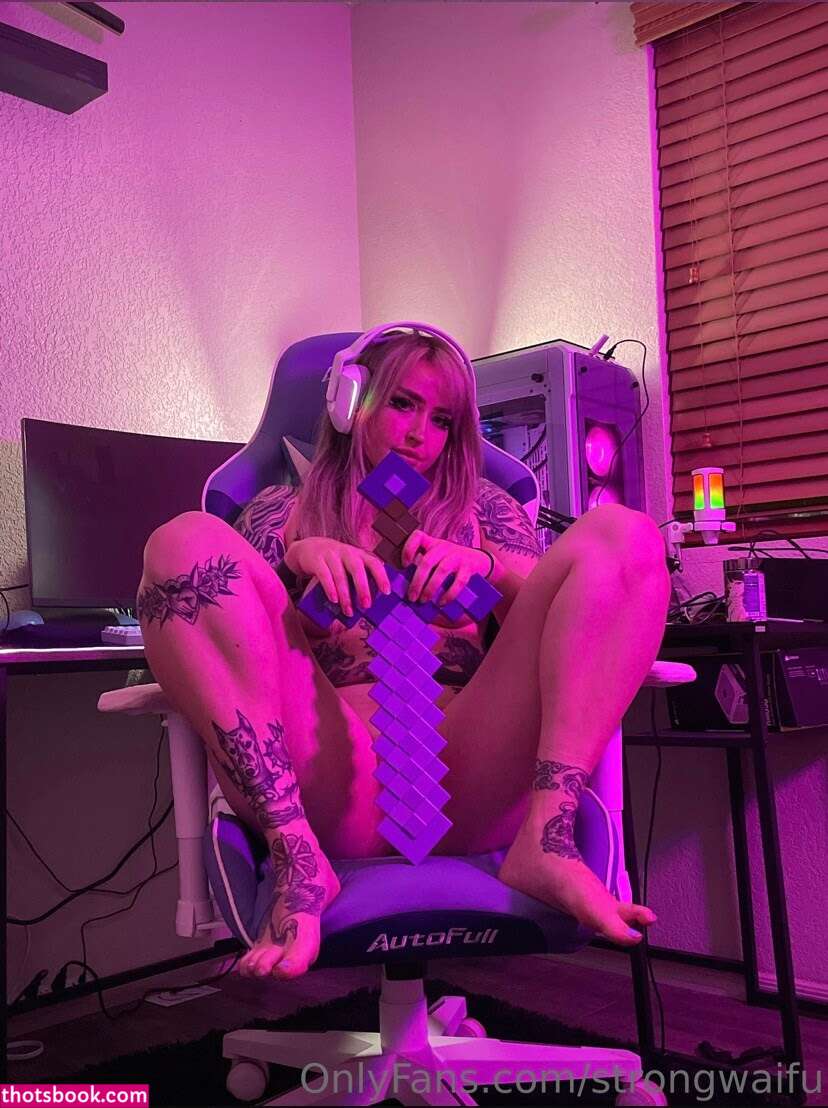 Strongwaifu Photo #10