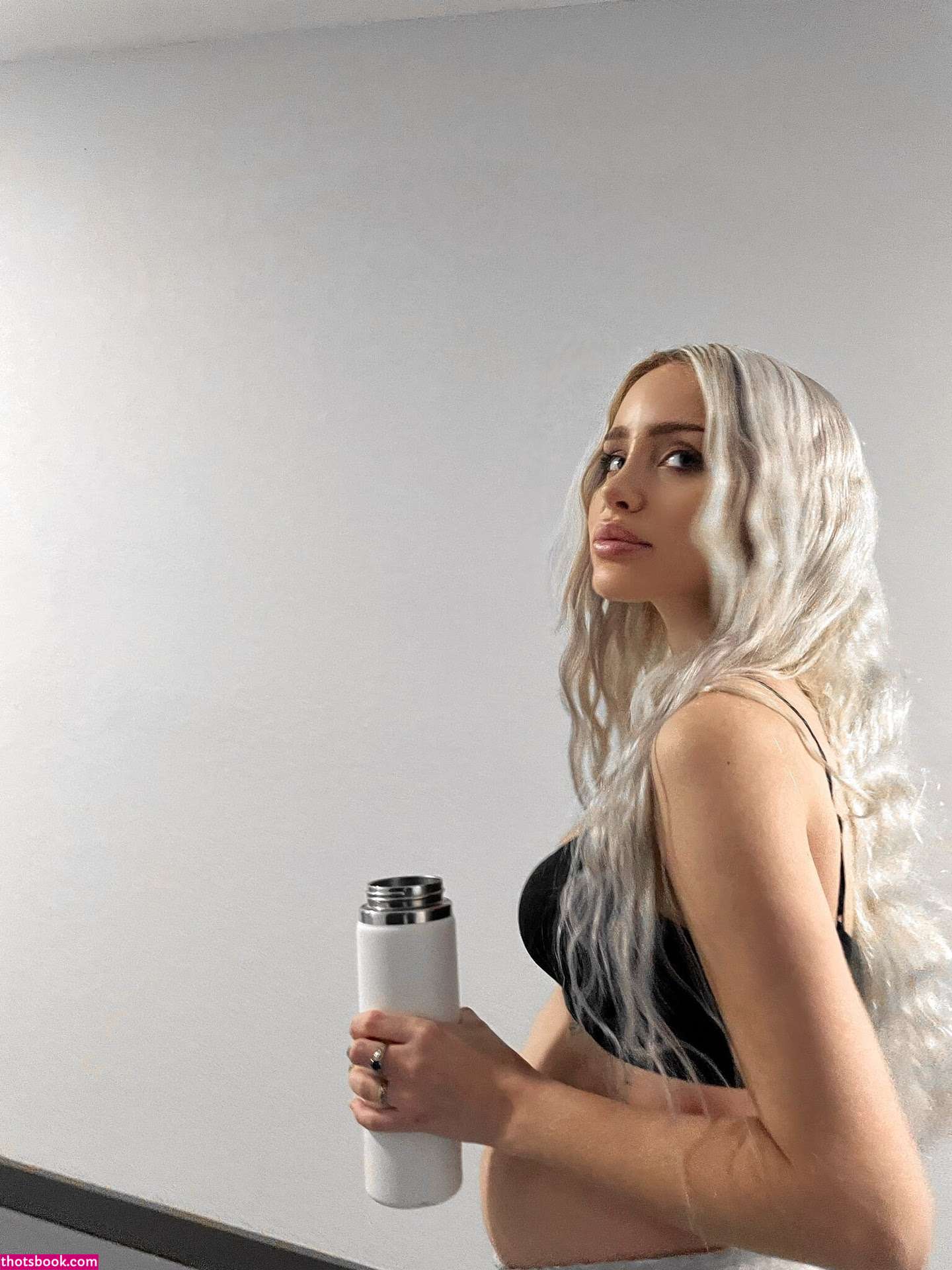 Naomi Woods Photo #2