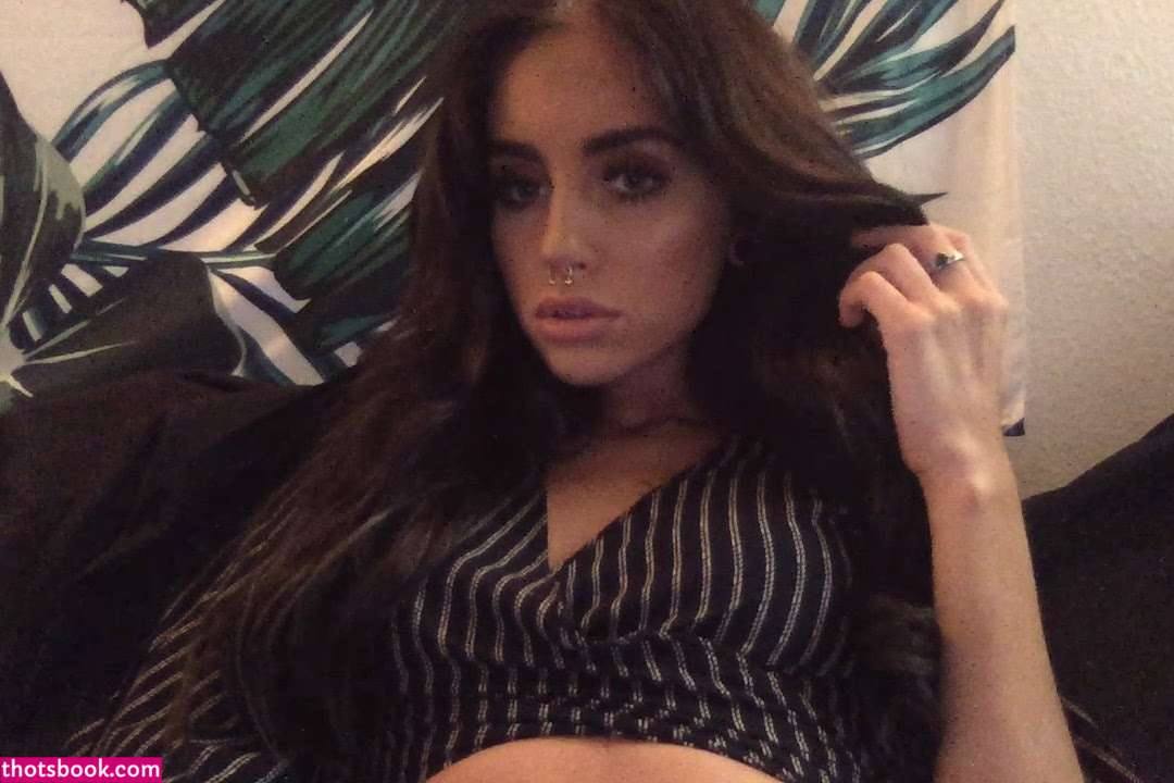 Naomi Woods Photo #119