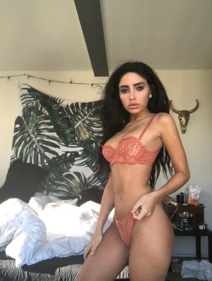 Naomi Woods Photo #163