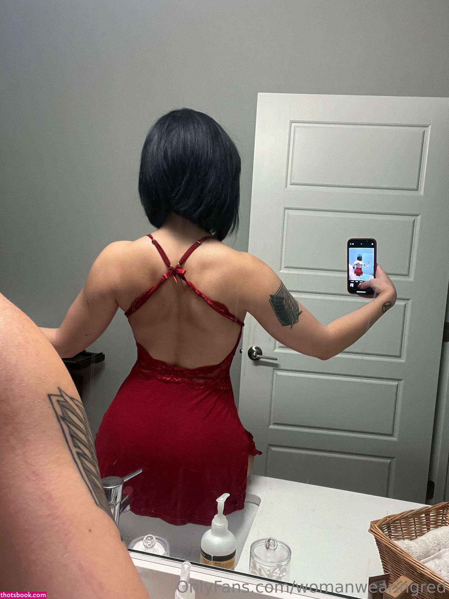 womanwearingred Photo #1