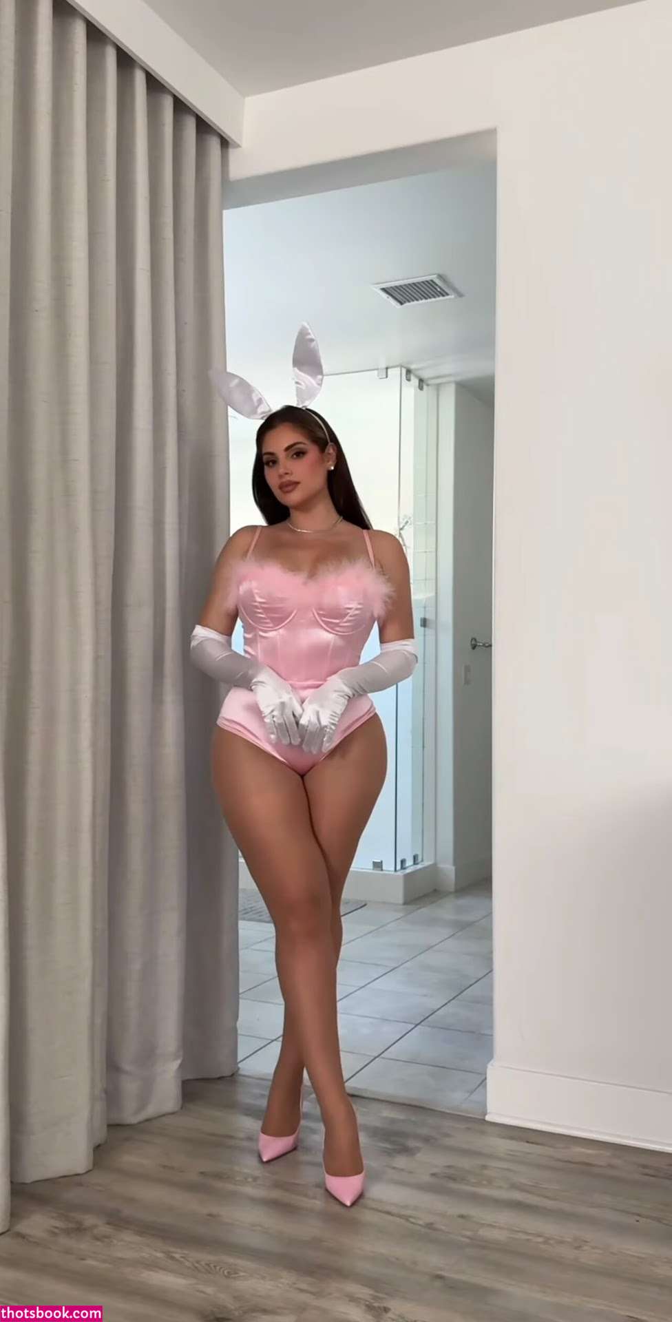 Nazanin Kavari Photo #1