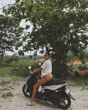 Radhika Seth Photo #18