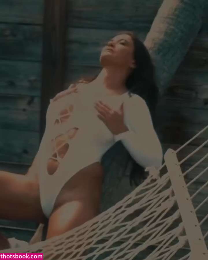 Karolina Kowalkiewicz Photo #1