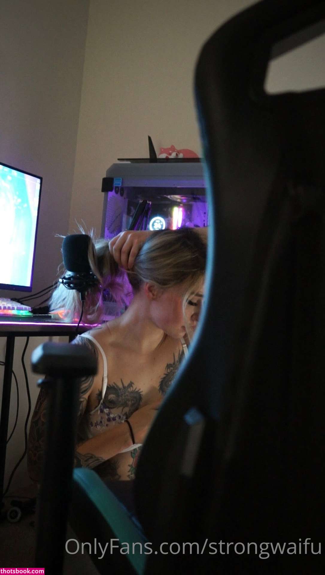 Strongwaifu Photo #86