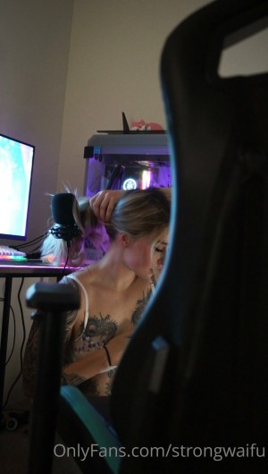 Strongwaifu Photo #86