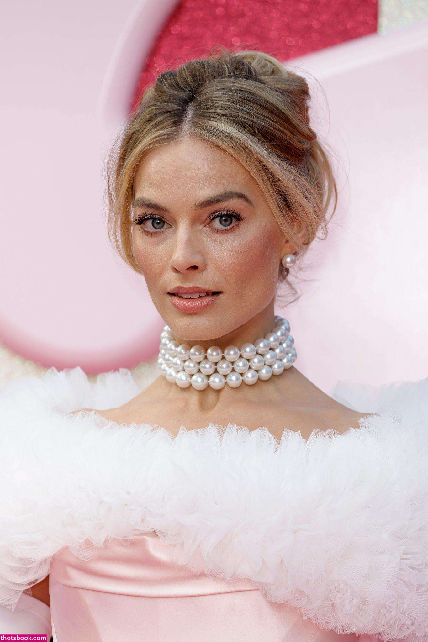 Margot Robbie Photo #35
