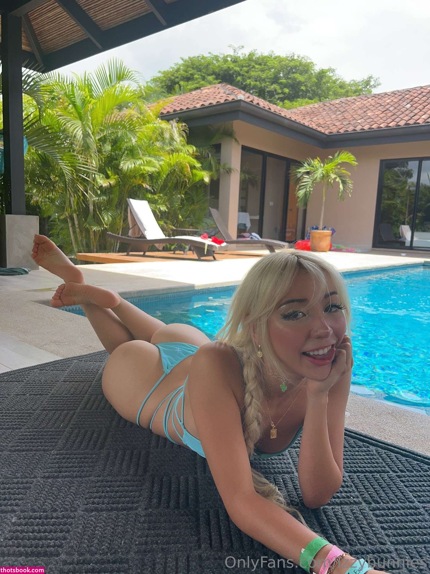 Izzybunnies Photo #1376