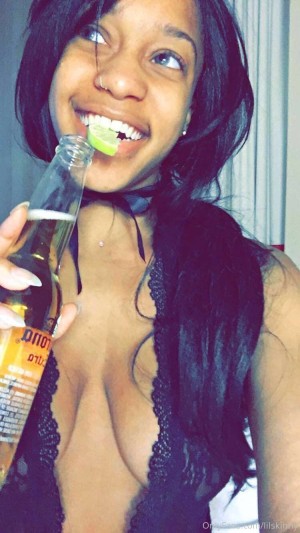 lilskinnybxtch Photo #9