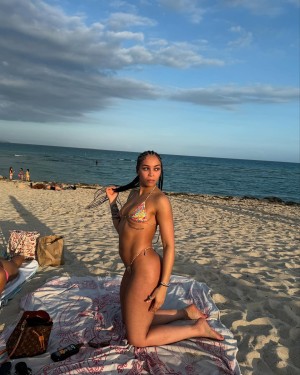 Jenny Alves Photo #2